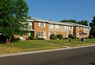 North Maplewood Townhomes in Maplewood, MN - Foto de edificio - Building Photo