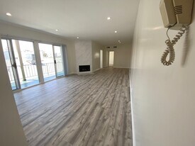 Top Floor Large Bright 2bd/2.5 Bath & Balcony in Santa Monica, CA - Building Photo