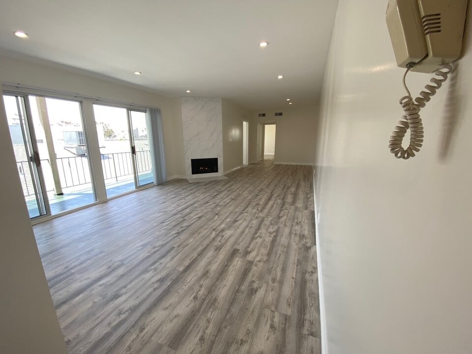 Bright Large Units With Extended Balconies in Santa Monica, CA - Building Photo