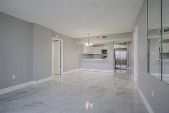 2333 Feather Sound Dr in Clearwater, FL - Building Photo - Building Photo