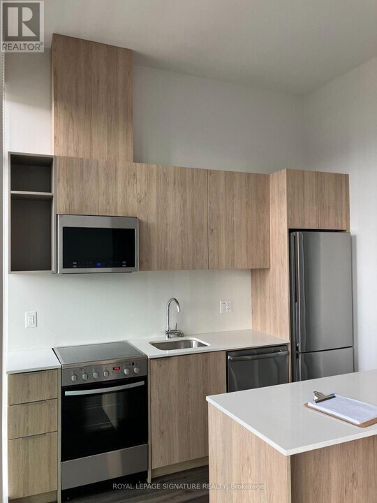 25 Nicholas Ave in Toronto, ON - Building Photo