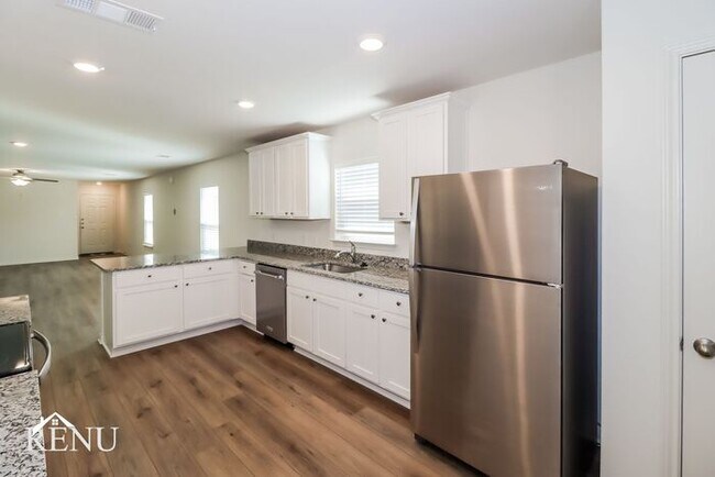 320 Sunnymeade Ln in Jarrell, TX - Building Photo - Building Photo
