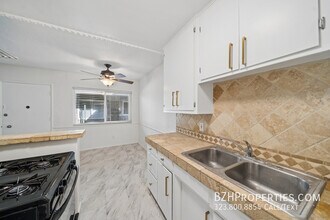 7209 Willoughby Ave in Los Angeles, CA - Building Photo - Building Photo