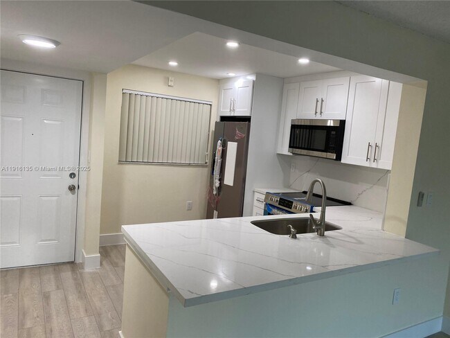 10985 SW 107th St in Miami, FL - Building Photo - Building Photo