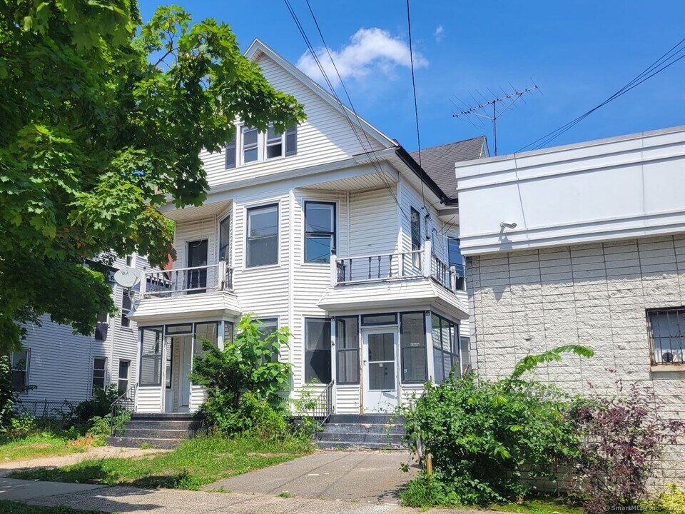 687 Dixwell Ave in New Haven, CT - Building Photo