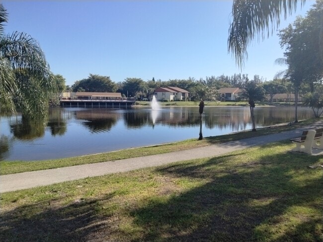 4956 Sable Pine Cir, Unit D-1 in West Palm Beach, FL - Foto de edificio - Building Photo