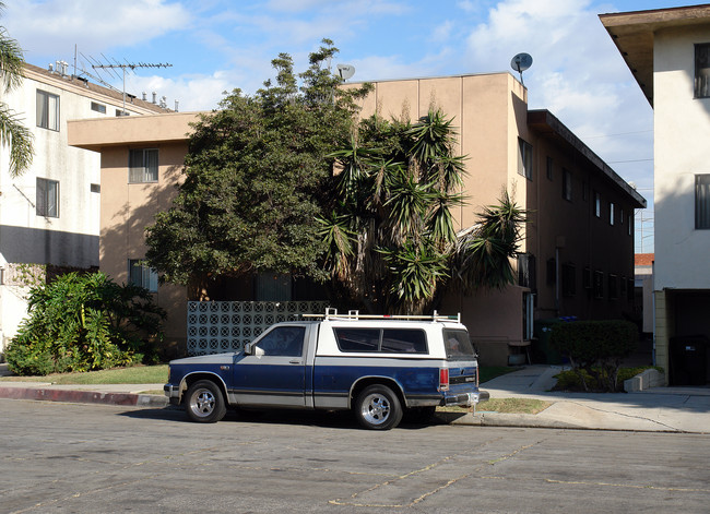 705 W Queen St in Inglewood, CA - Foto de edificio - Building Photo