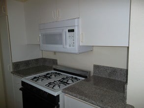 1427 S Saltair Ave, Unit 301 in Los Angeles, CA - Building Photo - Building Photo