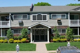 76 Mt Vernon Ave in East Patchogue, NY - Building Photo
