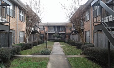 Tangleoaks Condominiums in Houston, TX - Building Photo - Building Photo