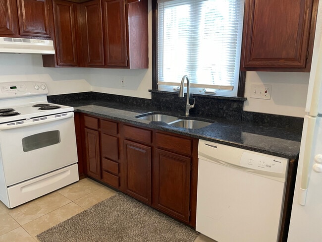 213 Kendall St, Unit 213B in Ludlow, MA - Building Photo - Building Photo