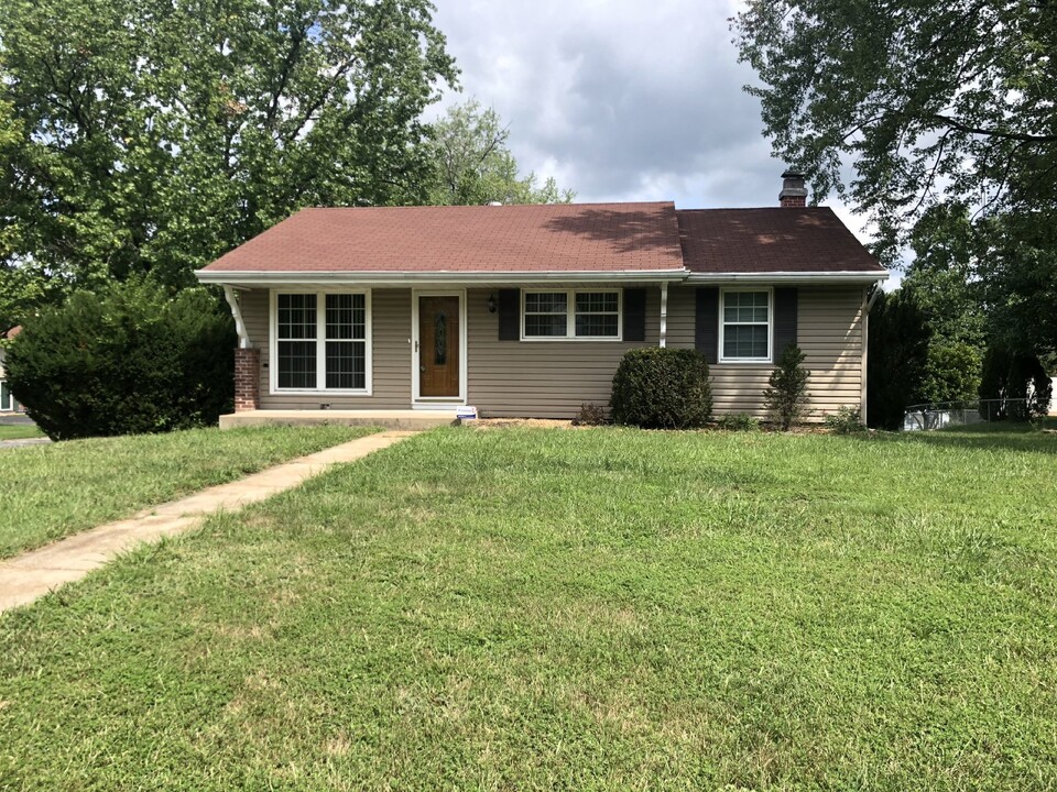 1003 Burgundy Ln in Ballwin, MO - Building Photo