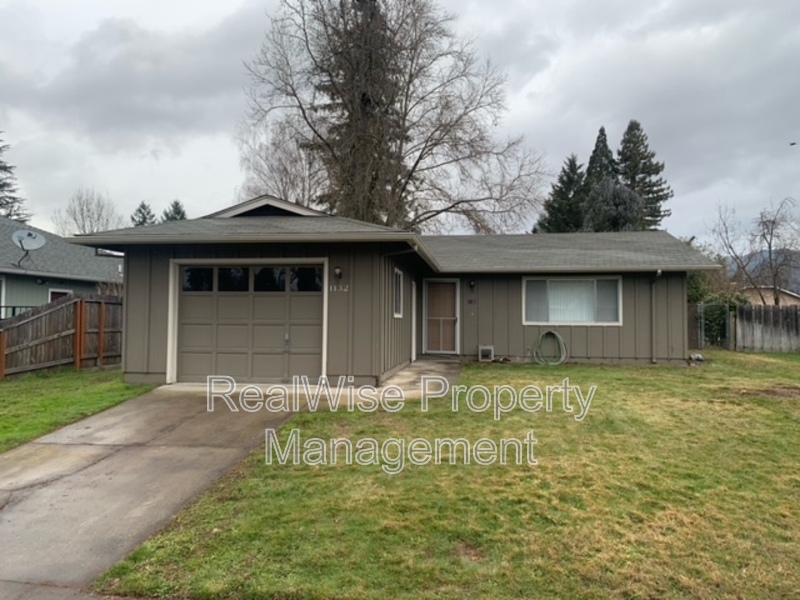 1132 SW Ballinger Dr in Grants Pass, OR - Building Photo