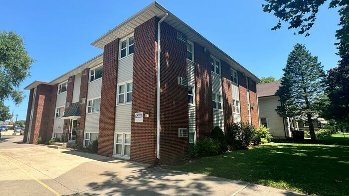 614 E Jefferson St in Iowa City, IA - Building Photo