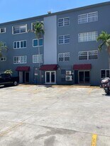 1060 Crystal Lake Dr in Pompano Beach, FL - Building Photo