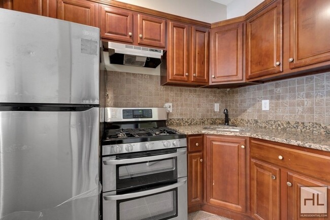 655 DeKalb Ave in Brooklyn, NY - Building Photo - Building Photo