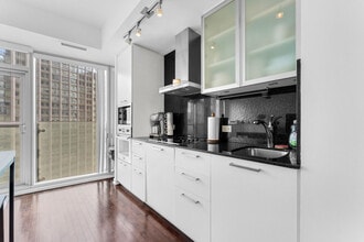 19 Grand Trunk Crescent in Toronto, ON - Building Photo - Building Photo