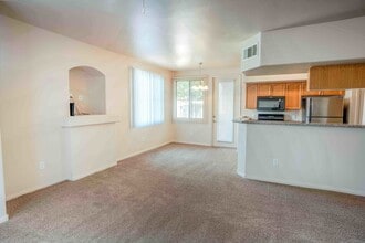 Coronado Bay Club in Las Vegas, NV - Foto de edificio - Building Photo