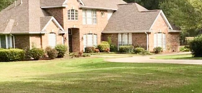 property at 3 Hillcrest Ln