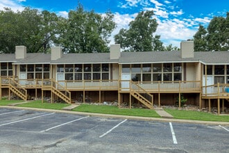 Earl’s Point Condominiums in Hot Springs, AR - Foto de edificio - Building Photo
