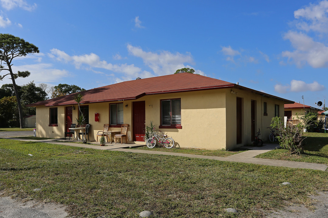 Zenith Apartments in West Palm Beach, FL - Building Photo