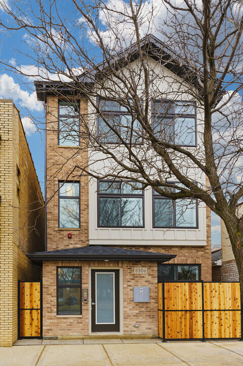 5306 W Devon Ave, Unit 1 in Chicago, IL - Building Photo