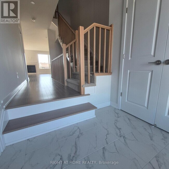 102 Ploughshare Rd in Ottawa, ON - Building Photo - Building Photo