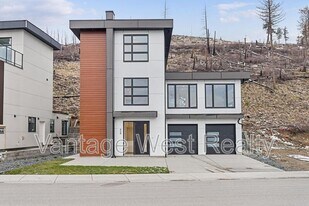 3774 Astoria Dr in West Kelowna, BC - Building Photo