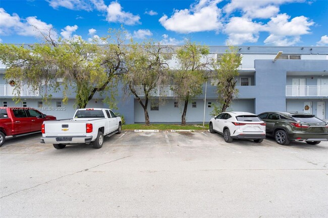 9363 Fontainebleau Blvd in Miami, FL - Building Photo - Building Photo
