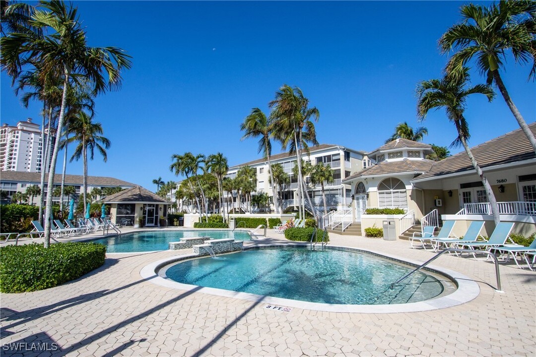 7655 Pebble Creek Cir in Naples, FL - Foto de edificio