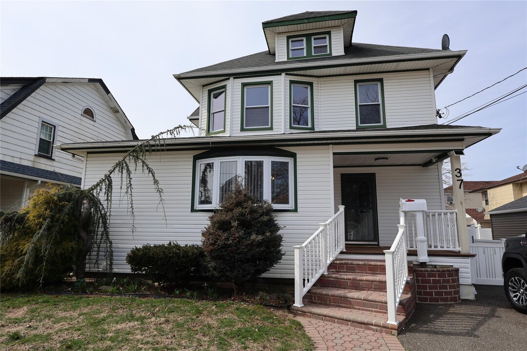 37 Grace Ave in Lynbrook, NY - Building Photo