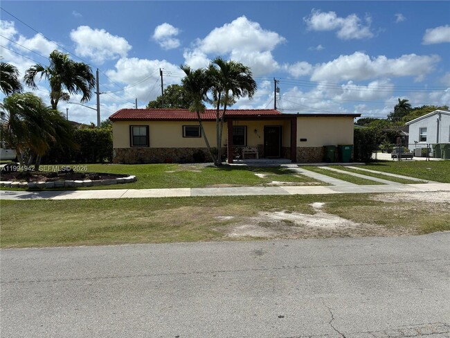 1580 NE 12th St in Homestead, FL - Building Photo - Building Photo