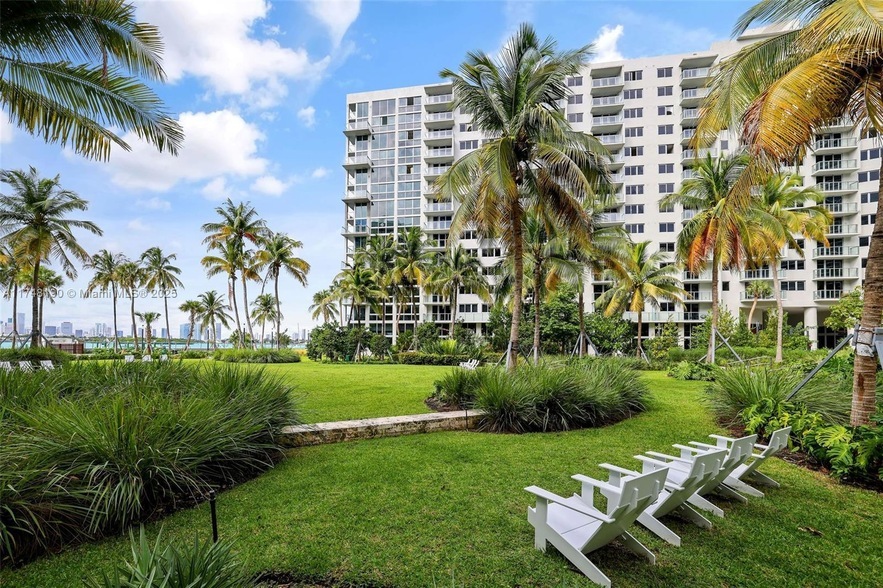 1500 Bay Rd, Unit M-1214 in Miami Beach, FL - Building Photo