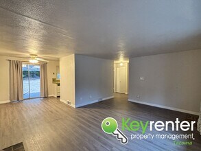 3520 Grandview Dr W in University Place, WA - Foto de edificio - Building Photo