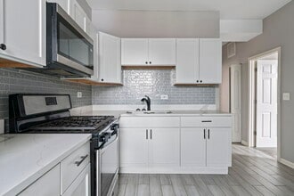 7028 S Peoria St, Unit 2 in Chicago, IL - Building Photo - Building Photo