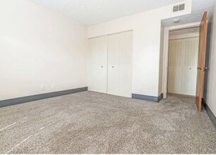 Woodside Village in Louisville, KY - Foto de edificio - Building Photo