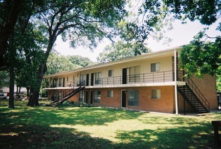 1012 W Cleveland St in Alvin, TX - Foto de edificio