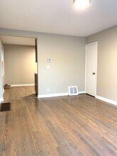 4915 Hull St, Unit 2E in Skokie, IL - Foto de edificio - Building Photo