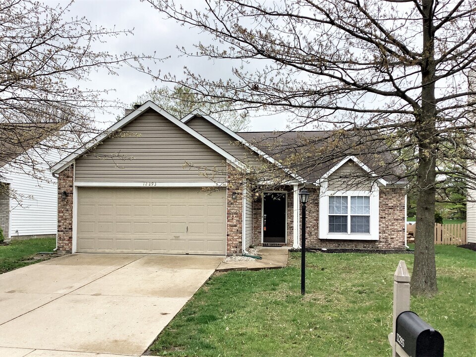 12293 Driftstone Dr in Fishers, IN - Building Photo
