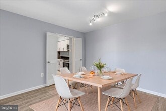 5300 Holmes Run Pkwy in Alexandria, VA - Building Photo - Building Photo