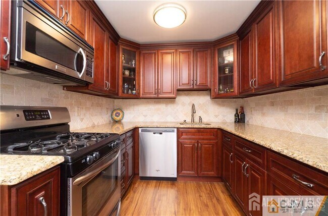 6 Lake Ave in East Brunswick, NJ - Building Photo - Building Photo
