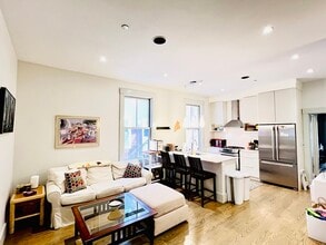 15 Boardman St, Unit 1 in Cambridge, MA - Foto de edificio - Building Photo