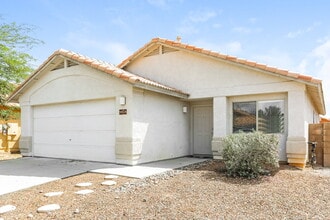 9454 E Pale Blue Topaz Ln in Tucson, AZ - Building Photo - Building Photo