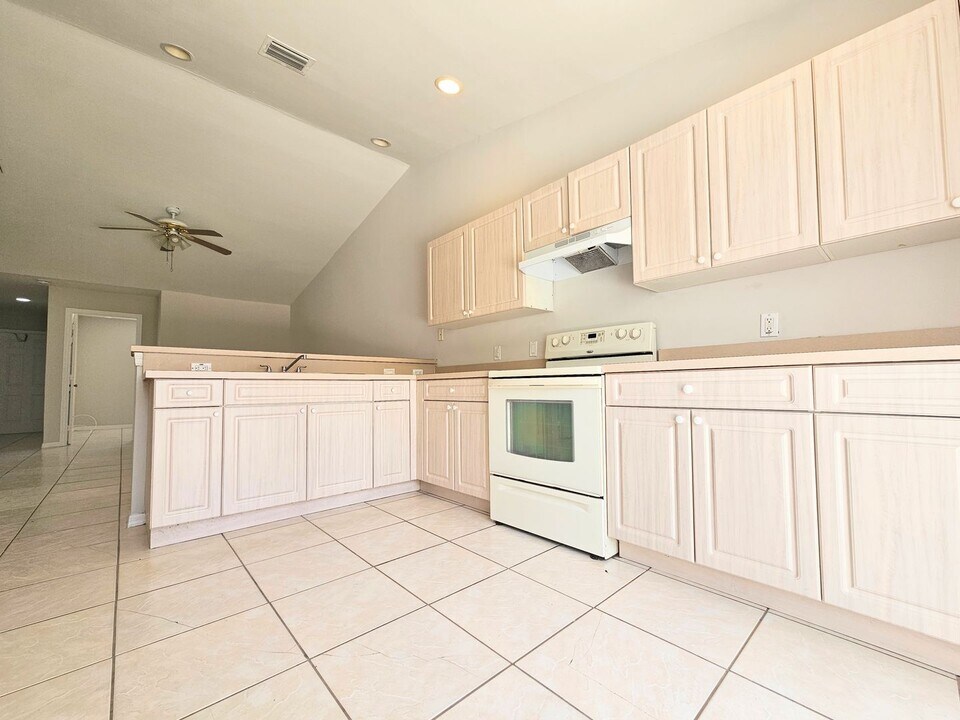 124 Ivan Ave S in Lehigh Acres, FL - Building Photo