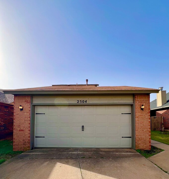 2504 Lee Ln in Oklahoma City, OK - Building Photo