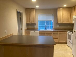 22303 NE 101st Pl in Redmond, WA - Building Photo - Building Photo