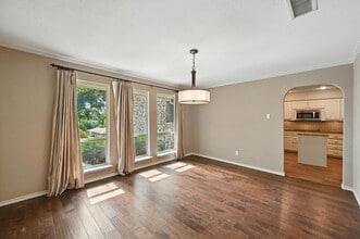 4213 Village Green Dr in Irving, TX - Foto de edificio - Building Photo