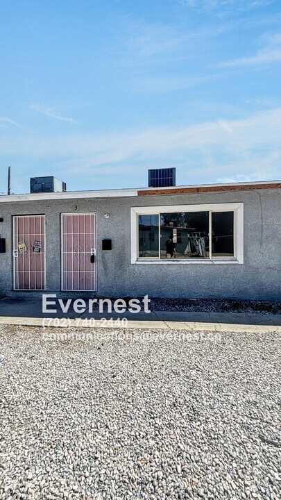 718 W Wilson Ave in Las Vegas, NV - Building Photo