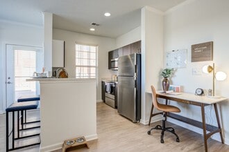 Bayview Club Apartments in Indianapolis, IN - Building Photo - Building Photo
