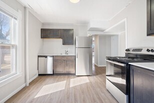 2104 College St in Cedar Falls, IA - Building Photo